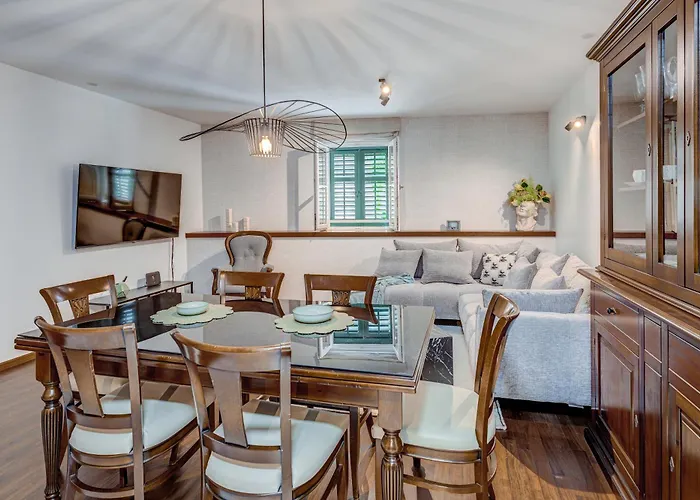 Majestic 3-bedroom Luxury Apartamento